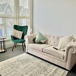 https://stunning-flat-close-to-beach.cardiffhotelswales.com